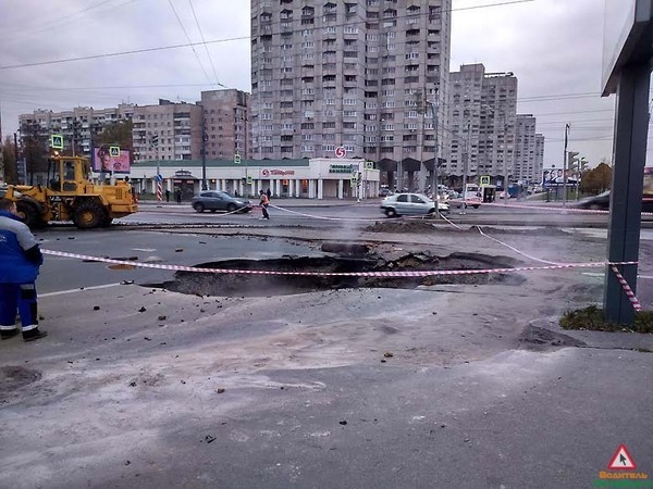 На Наличной во время прорыва образовалась яма
