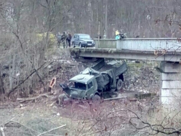Военный грузовик с тремя срочниками рухнул с моста в Луге