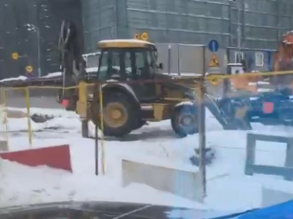 Петербуржцы опять заметили «танцующий трактор»