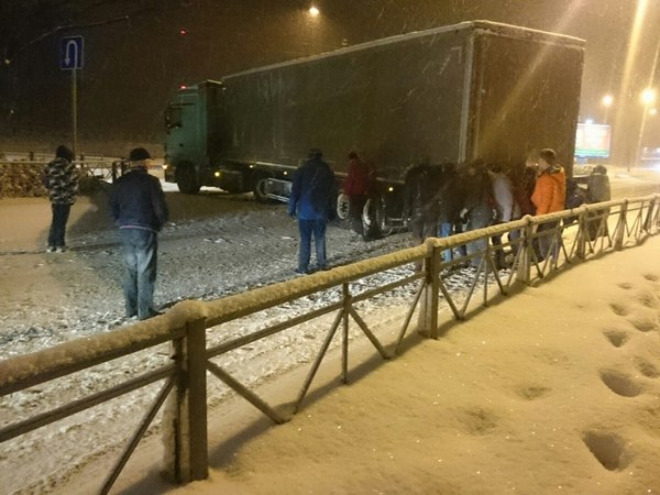 Буксующие фуры парализовали въезд на КАД с Московского