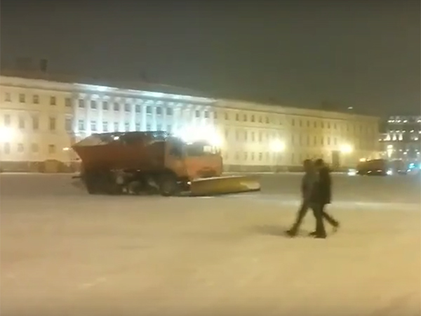 Горожане заподозрили коммунальщиков в тунеядстве на Дворцовой