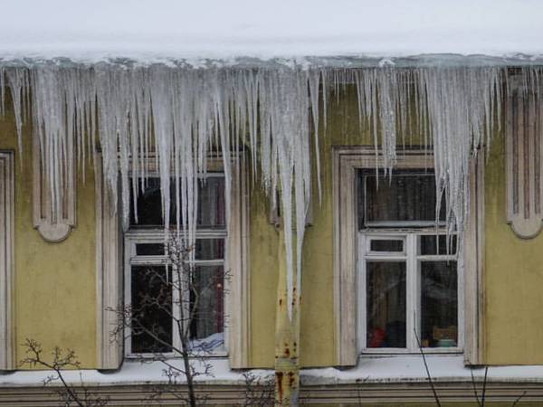 Петербуржцы обсуждают в соцсетях сосульки-убийцы