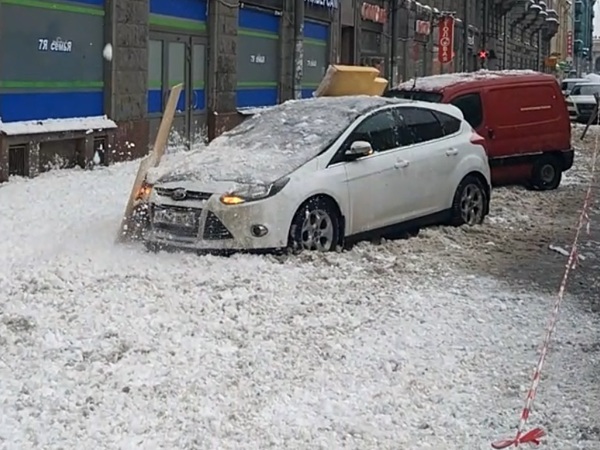 Горожане страдают от чистки кровель в Петербурге