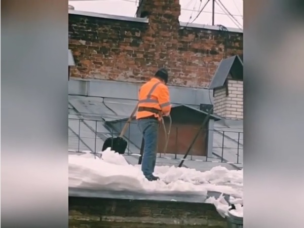 Очевидец: На Некрасова снег чистили без страховки