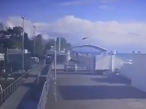 В Сети появилось видео падающего на дом в Сочи вертолета