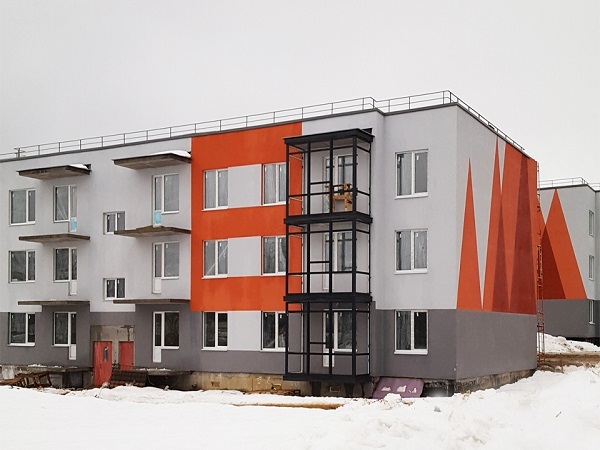В ЖК Yolkki Village началось остекление балконов