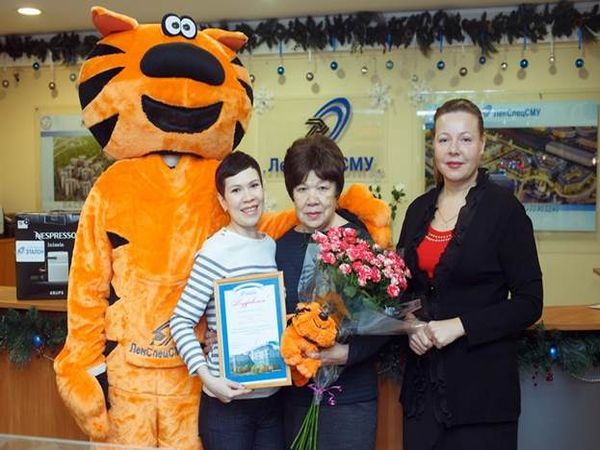 В Группе компаний «Эталон» поздравили 8000-го покупателя с начала 2016 года