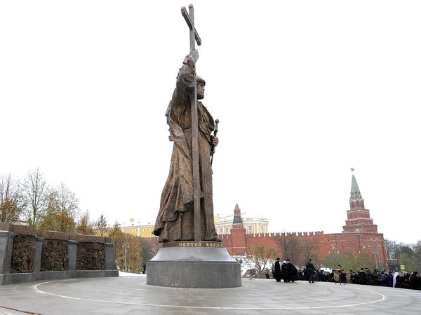 В Москве открыли памятник князю Владимиру