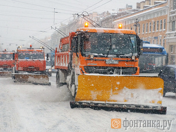 На петербургские улицы вывели более тысячи снегоуборочных машин