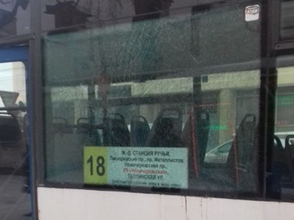 На Большеохтинском обстреляли автобус 105-го маршрута