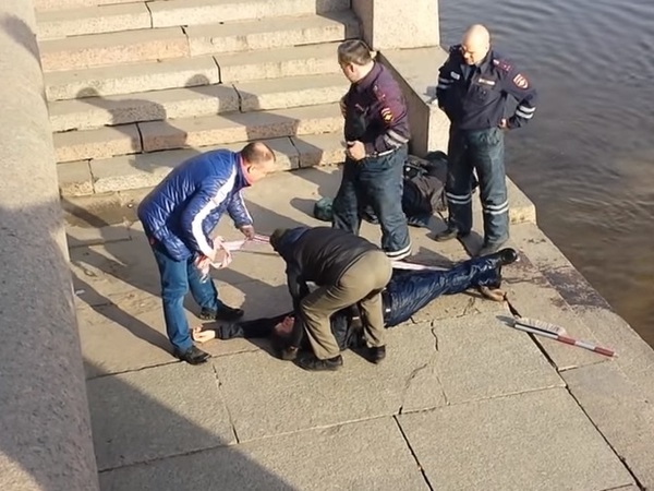 С Гренадерского моста прыгнул человек