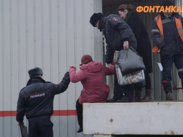 Полицейские ловят пассажиров, падающих с Броневой