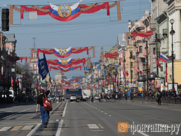На Невском проспекте началось первомайское шествие