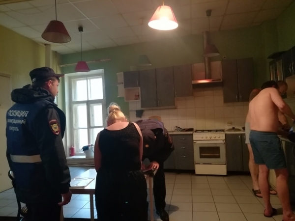 Две тысячи "мертвых душ" мигрантов нашли в трех гостиницах Петербурга