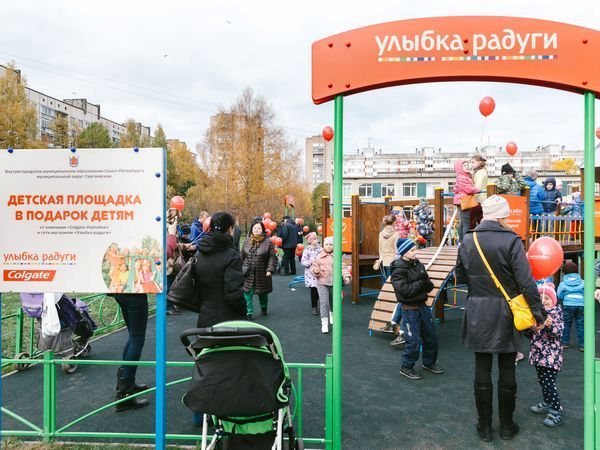 «Улыбка радуги» подарила детскую площадку детям Выборгского района Петербурга