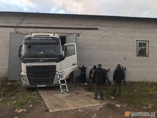 В час страха ФСБ и Росалкогольрегулирование пришли в Петродворец за тоннами спирта