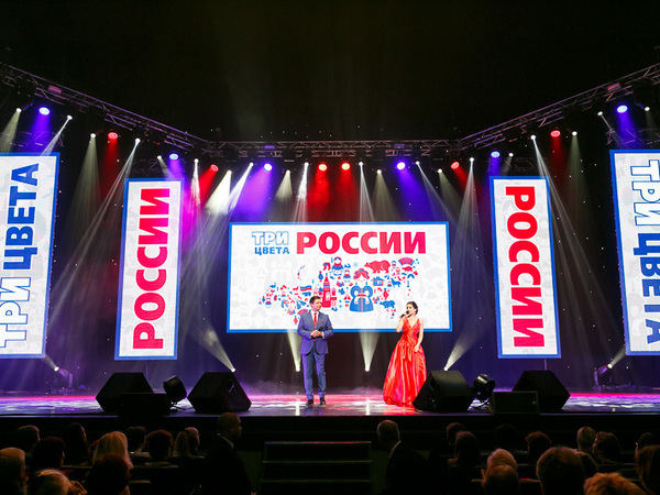 В БКЗ «Октябрьский» прошло патриотическое шоу «Три цвета России»