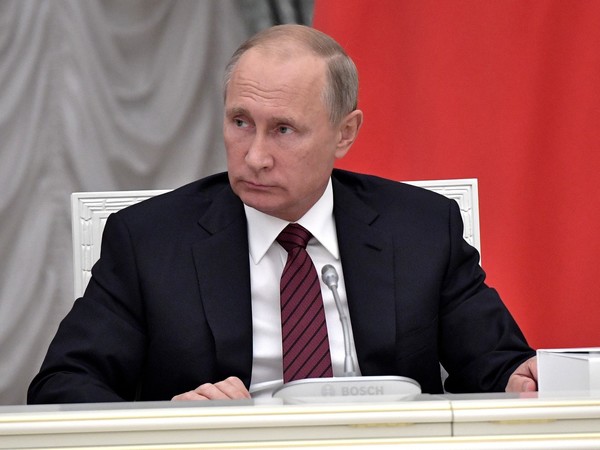 Путин — Фурсенко: Молодец, Сергей. Истинно русская игра — футбол, а за «Зенит» 8 иностранцев играют