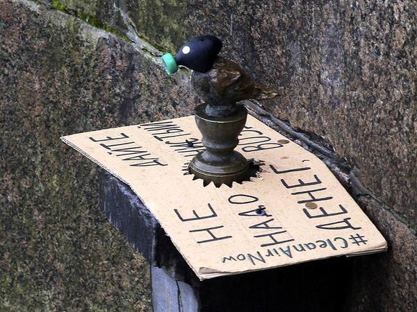 На Чижика-Пыжика с Фонтанки надели противогаз