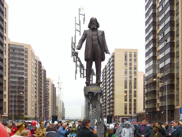 В Мурино открыли памятник Менделееву и анонсировали программу благоустройства