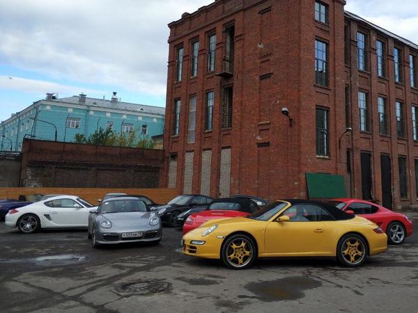 Три десятка классических Porsche пронеслись по Петербургу