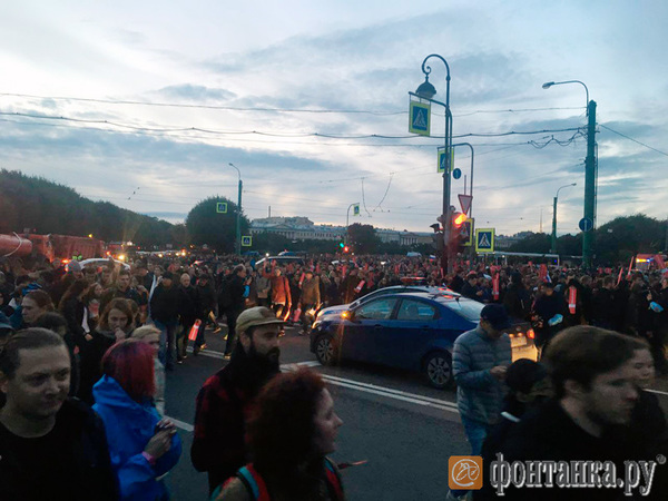 Толпа митингующих уходит с Марсова поля, полиция никого не задерживает