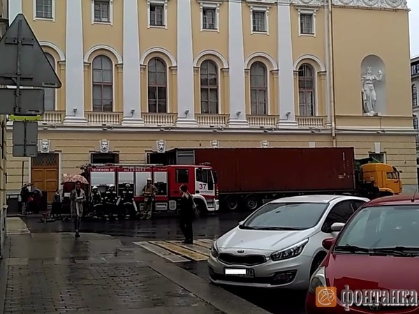 Комитеты Смольного эвакуируют из-за угрозы взрыва