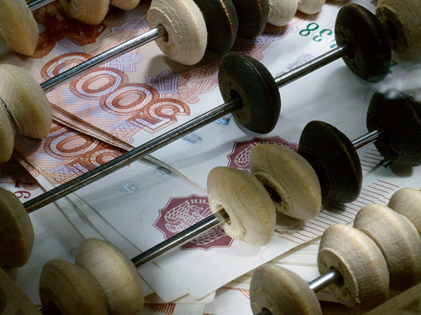 Смольный досыпал в бюджет мусора и социалки