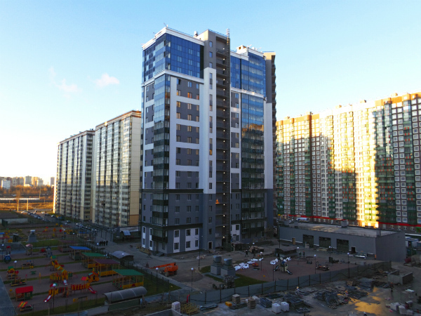 В корпусе 19 ЖК «YOUПитер» завершены работы по витражному остеклению