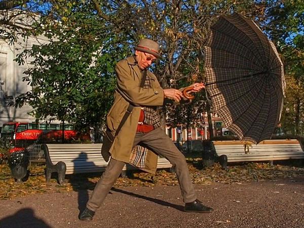 Анвар Либабов высушил свой зонт под ноябрьским солнцем