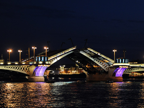 Мост имени храма, царя и революционера