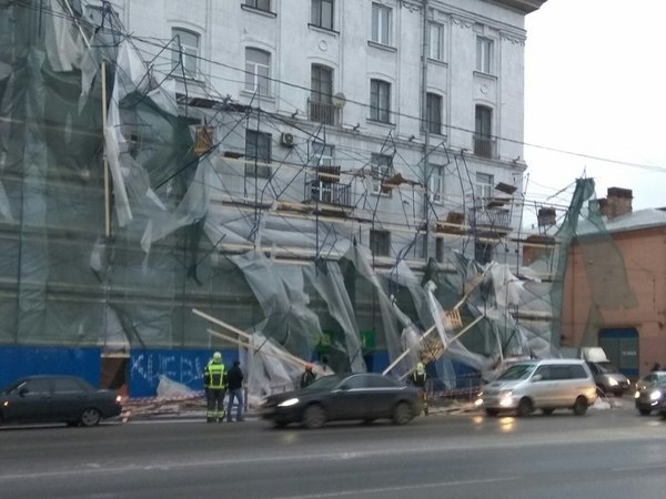 На Стачек обрушились строительные леса