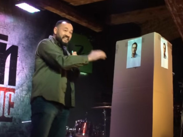 «Друзья, я не поэт, я депутат»: текст рэпа, прочитанного единороссом Анохиным картонной коробке