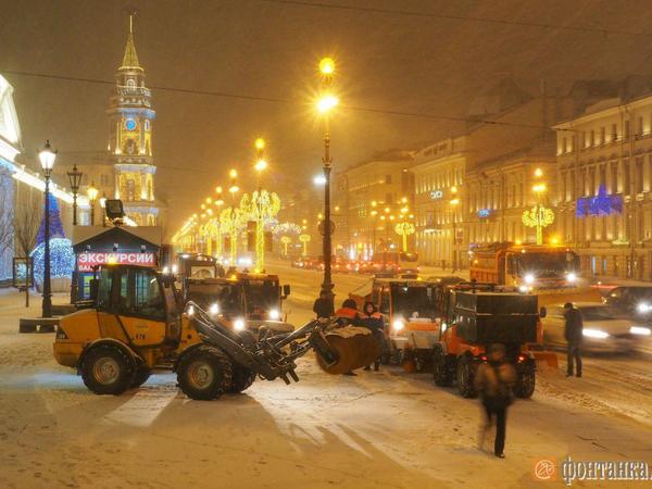 Почти 7 тысяч дворников чистят дворы после снегопада в Петербурге
