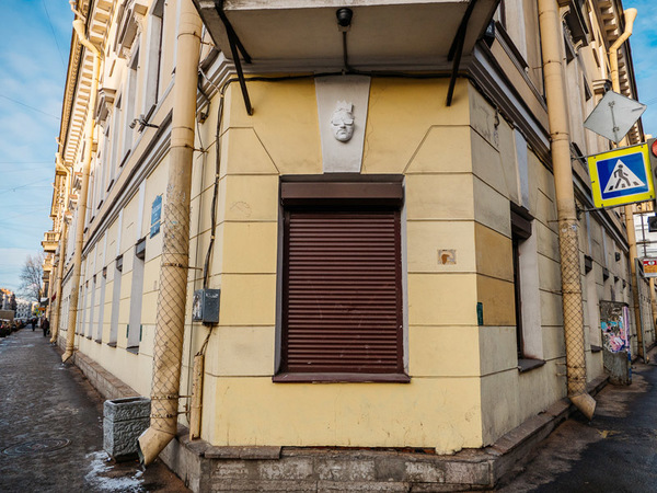 В Петербурге художник развешивает на дома маскароны-автопортреты