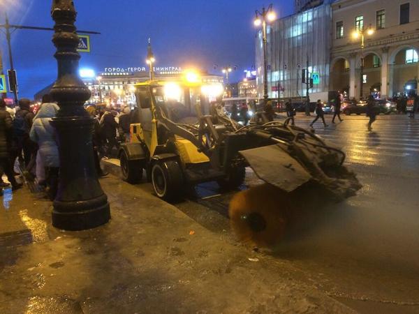 После публикации «Фонтанки» дорожники расчистили переход на Лиговском