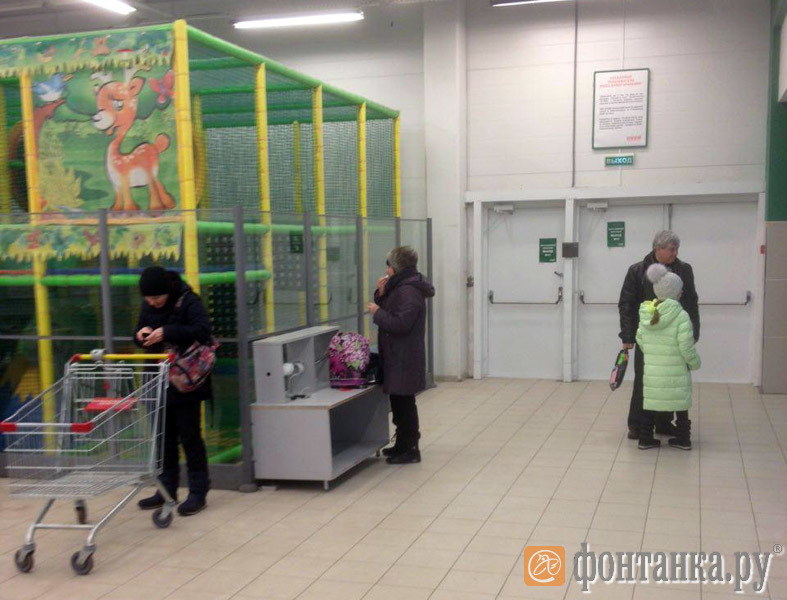 "Окей" в Гатчине. Камеры хранения убрали