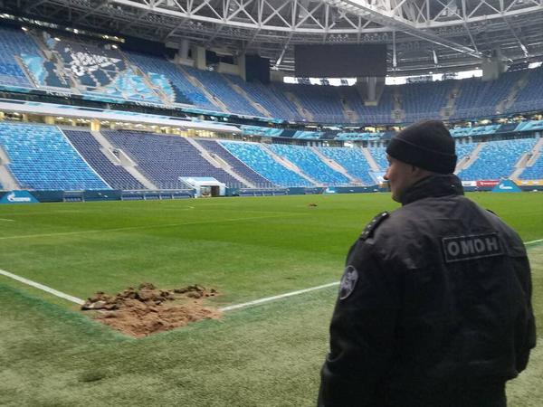 Стадион на Крестовском вспахали в поисках бомбы