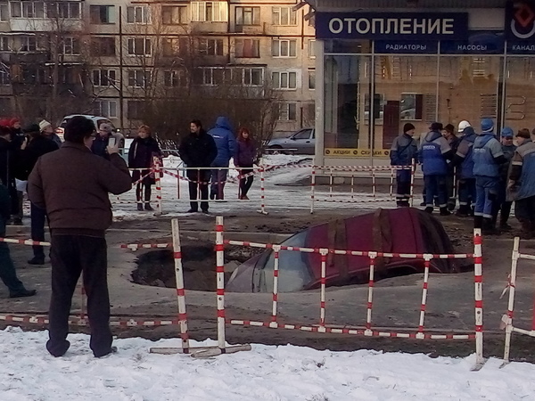 На Славы Daewoo Matiz ушёл под землю