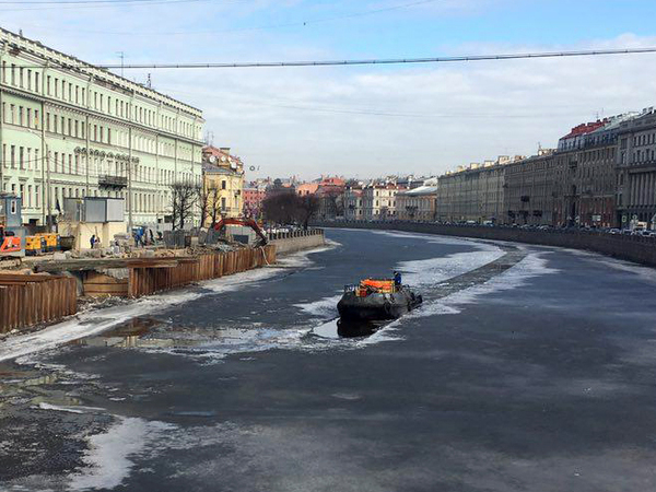 На реках и каналах Петербурга начали ломать лед