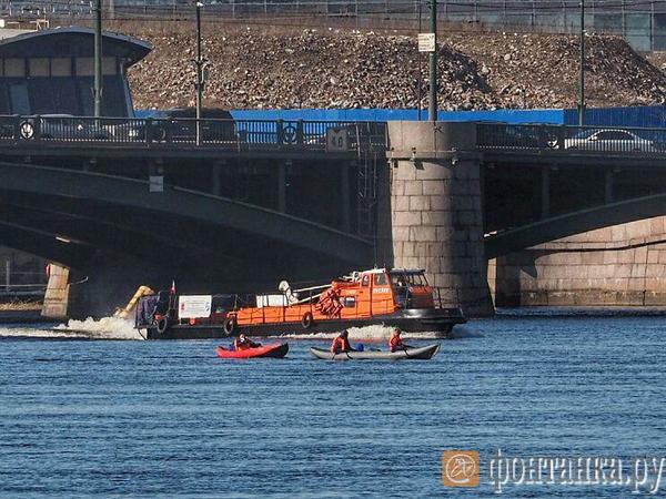 Байдарочники открыли сезон на Неве, едва не перевернувшись под Биржевым мостом