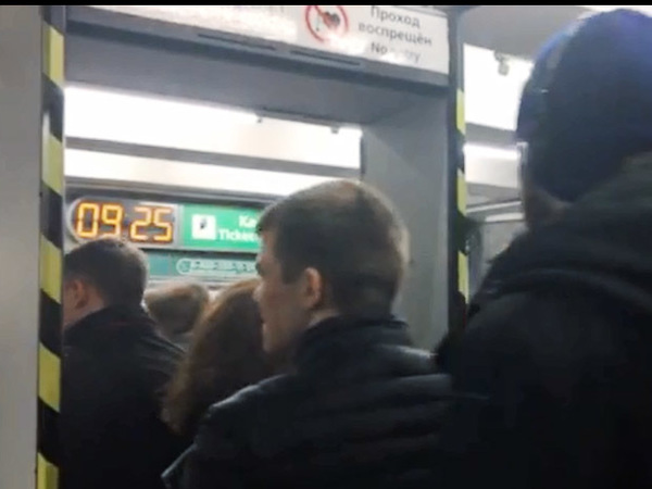 После тотальной проверки прокуратуры в метро Петербурга включили металлодетекторы