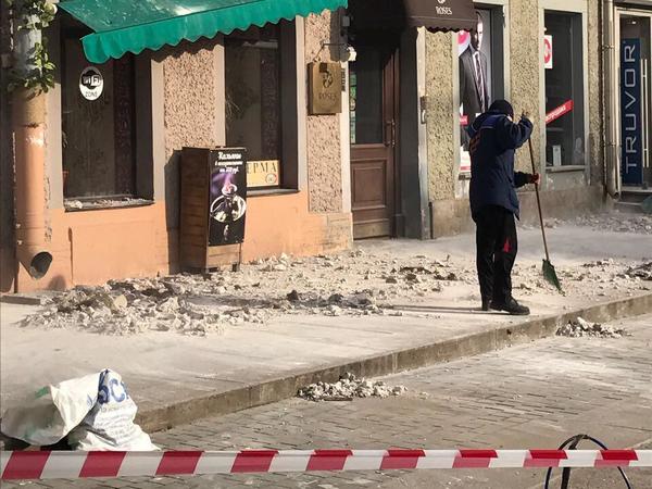 С доходного дома на Восстания посыпалась штукатурка
