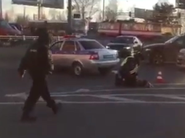 Полицейский наручниками спас женщину от кипятка на Энгельса