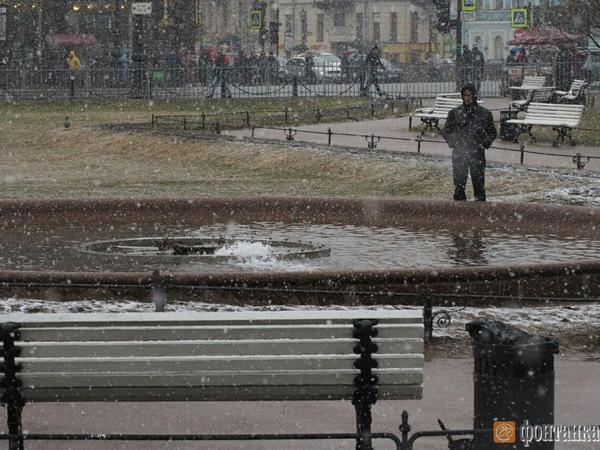 Фонтан у Казанского собора забил в снегопад