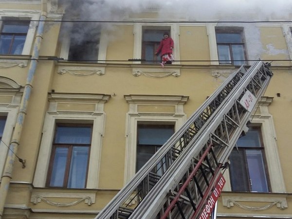 Десять расчётов тушили коммуналку на Литейном