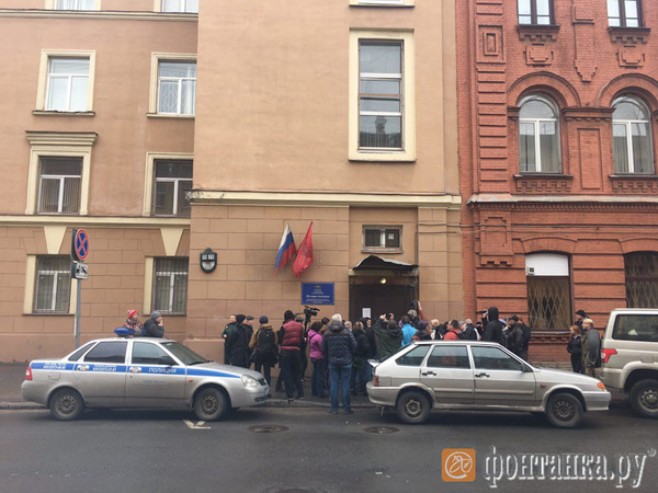 Недовольных не пускают в отдел полиции на Чехова, где сидит организатор "свободного шествия"