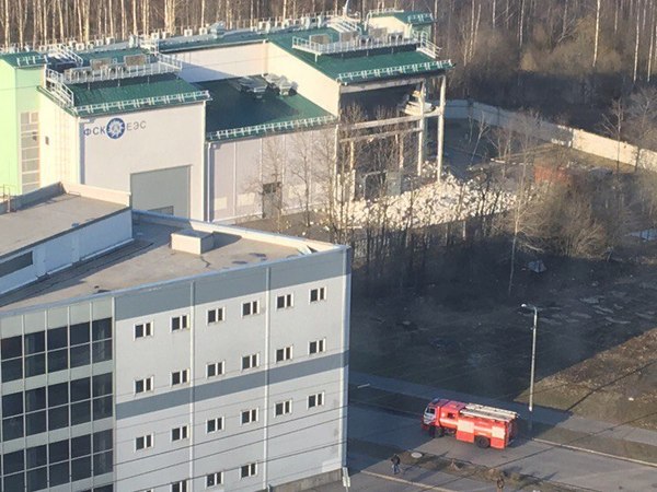 На Испытателей от здания подстанции после хлопка отвалилась стена