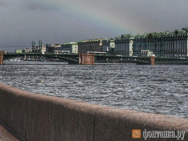 В Петербурге - снег, дождь, солнце и радуга. Одновременно
