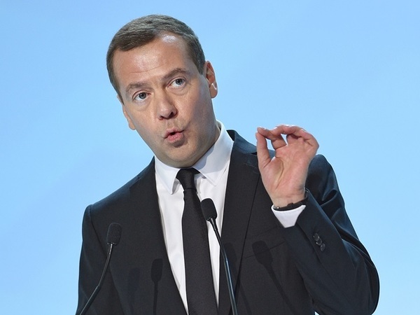 Упал, но не отжался, а кроссовки завязал